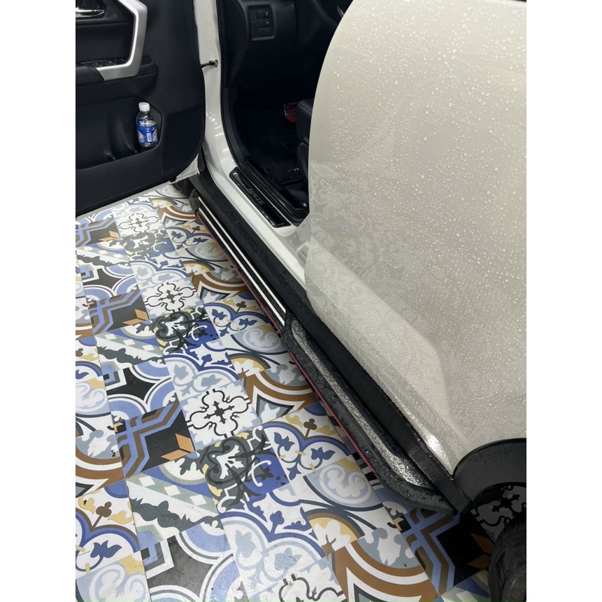 Bậc Lên Xuống Toyota Raize 2021-2023, bệ dẫm chân mẫu thể thao viền inox