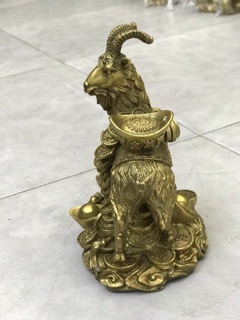 Tượng Dê cõng vàng bằng đồng cao 19cm vật phẩm phong thủy tài lộc may măn thịnh vượng