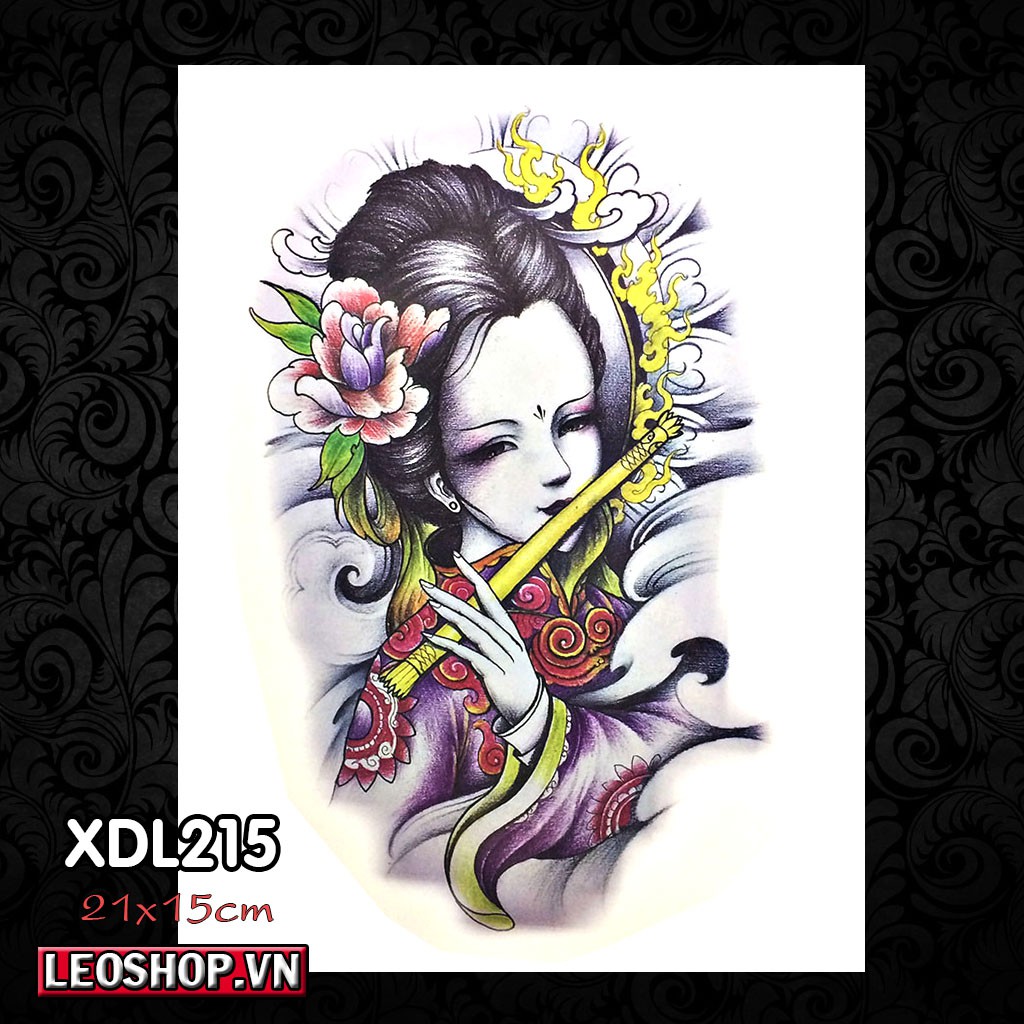 Hình Xăm Dán Geisha: 

Geisha - những người con gái trong nghề điễn hát, vũ đạo và nghệ thuật đan lát, đã được lấy cảm hứng cho những họa tiết xăm dán đẹp đẽ này. Hãy tìm hiểu và khám phá vẻ đẹp và tinh tế của nghệ thuật xăm hình Nhật Bản.