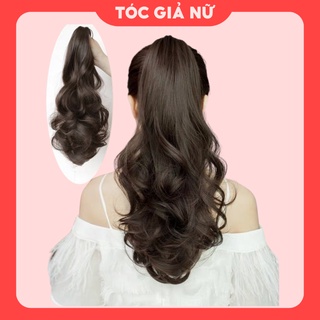 Nếu bạn đang cảm thấy buồn chán với kiểu tóc của mình, hãy thử đổi sang tóc giả buộc đuôi ngựa. Đem lại vẻ ngoài mới mẻ và quyến rũ, kiểu tóc này chắc chắn sẽ khiến bạn tự tin hơn trong mùa hè này.