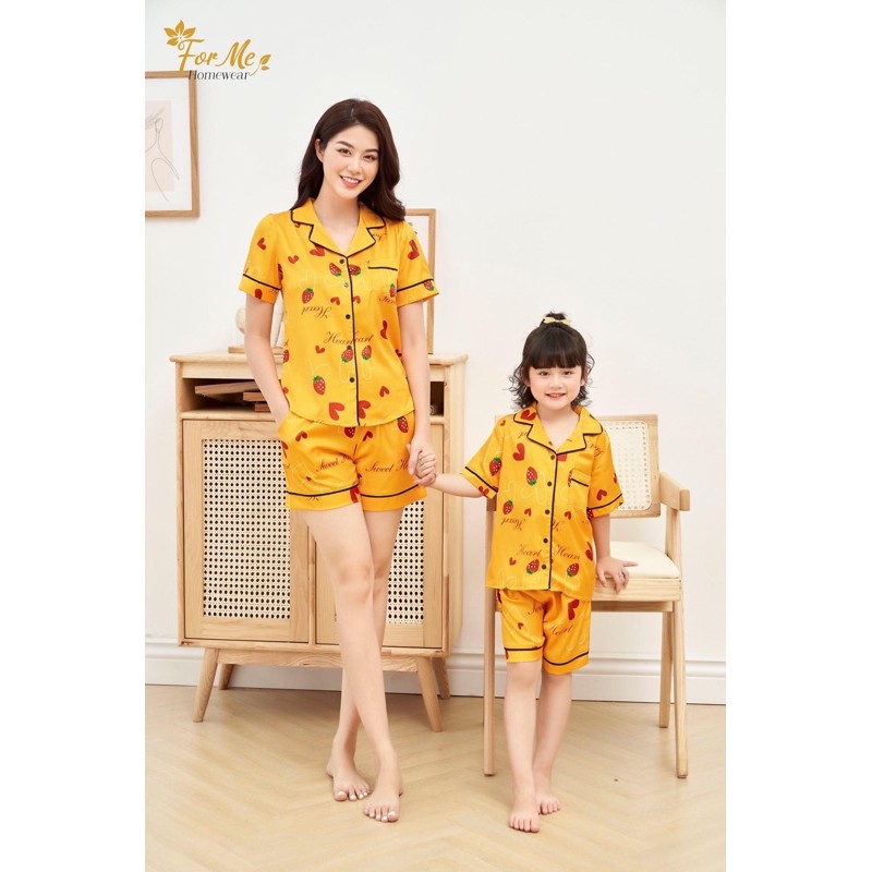 Bộ đồ ngủ,mặc nhà Pizama set mẹ con họa tiết Dâu Tây Vàng chất lụa giấy cao cấp Luxury hãng FORME
