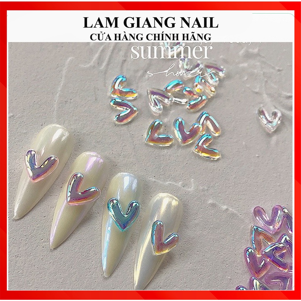 charm đính móng tim có ánh sắc màu