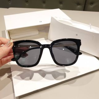 Kính mát unisex chân vàng B55