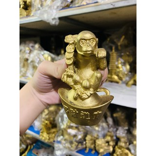 Tượng Khỉ cầm gậy như ý ngồi trên thỏi vàng bằng đồng vật phẩm phong thuỷ tài lộc
