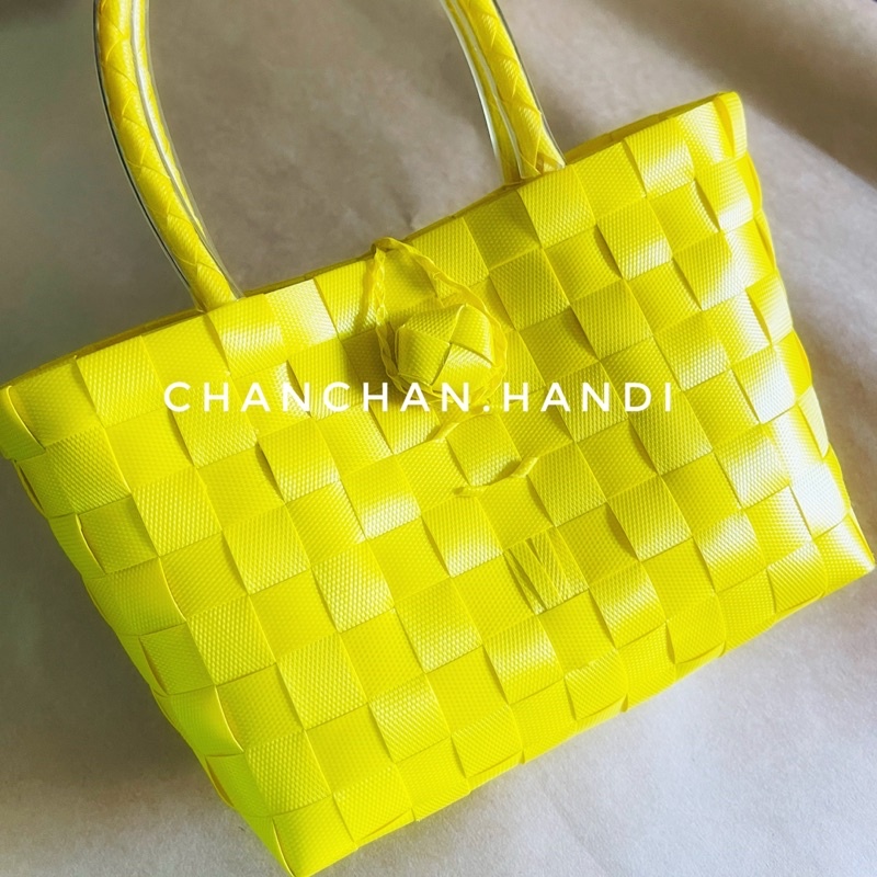 Giỏ nhựa đan tay mini màu vàng dùng để chụp ảnh | Shopee Việt Nam