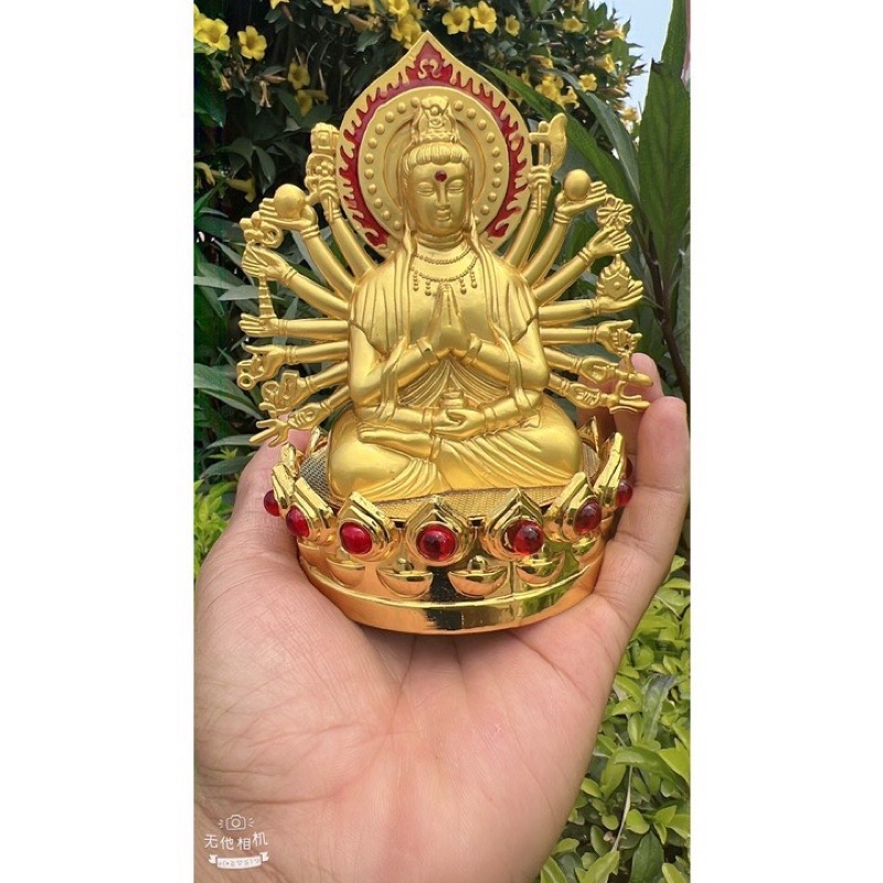 Tượng phật bà quan âm nghìn tay đặt trên taplo ô tô