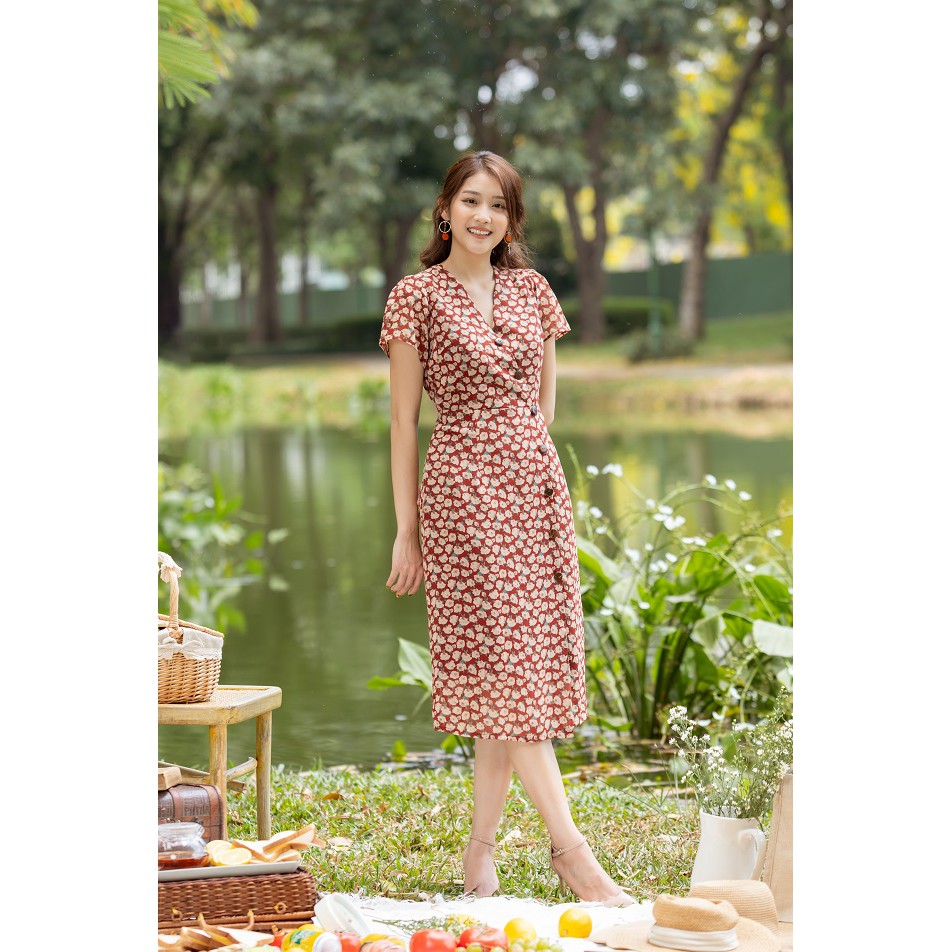 Đầm Hoa Nhí Nút Gỗ The Kat House, vải voan Hàn có kèm lớp lót lụa mềm mại, nhẹ nhàng, bay bổng, thoải mái