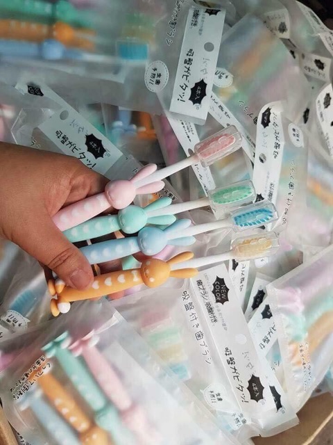 Set 4 bàn chải đánh răng hình gấu thỏ lông mềm cho bé có chân hít
