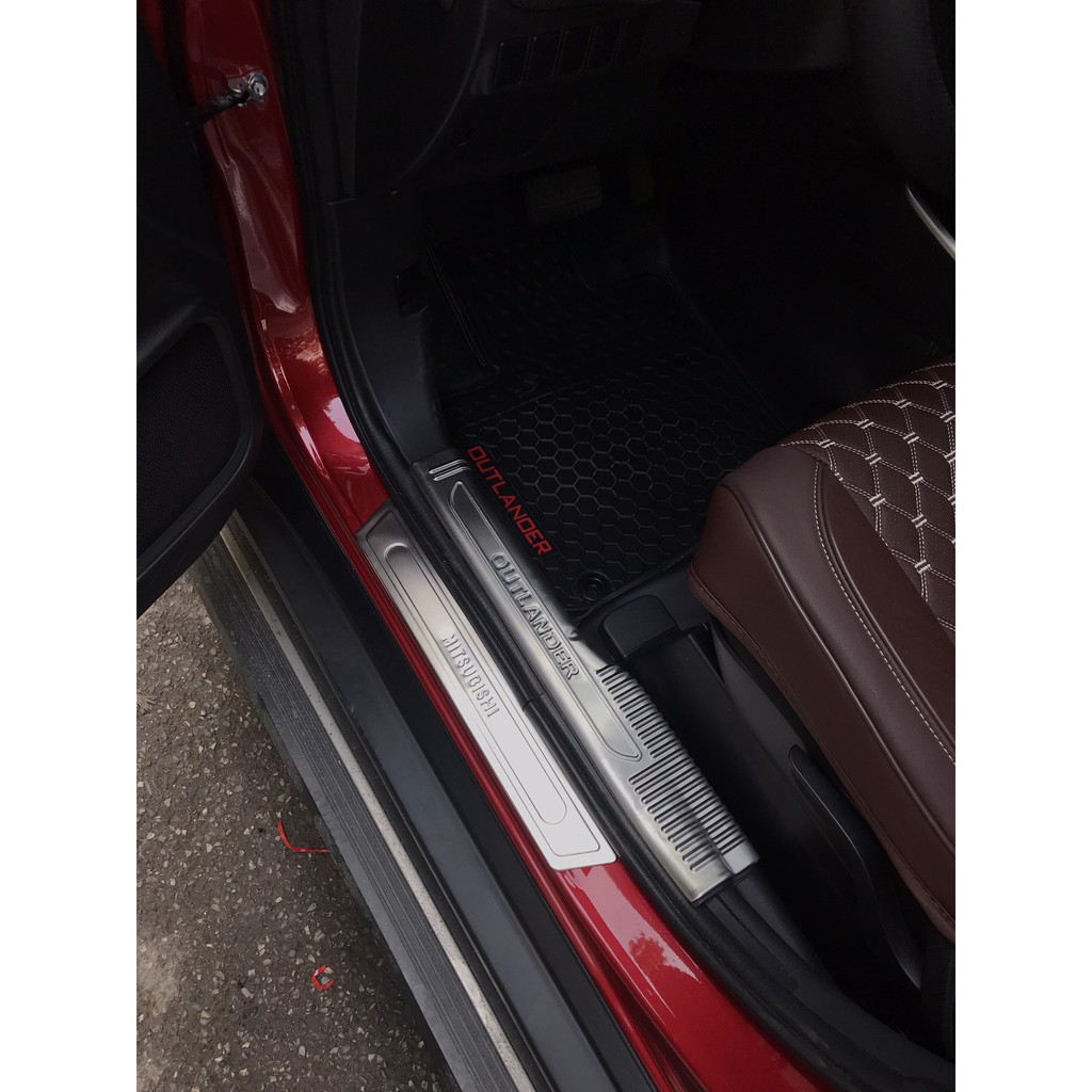 Ốp bậc cửa, nẹp bước chân Mitsubishi Outlander 2018-2023, Chất liệu inox cao cấp, chống xước chống trượt