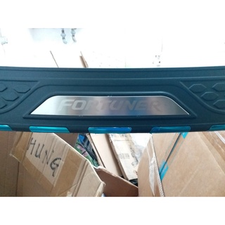 Ốp chống trầy cốp ngoài xe Toyota Fortuner từ đời 2012 đến 2021, 2022, 2023, 2024, 2025 loại nhựa 3D có đèn phản quang