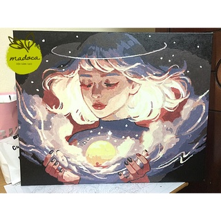 Tranh tô màu số hóa Madoca có khung 40x50cm Cô Gái tóc ngắn và chú cá vàng T584