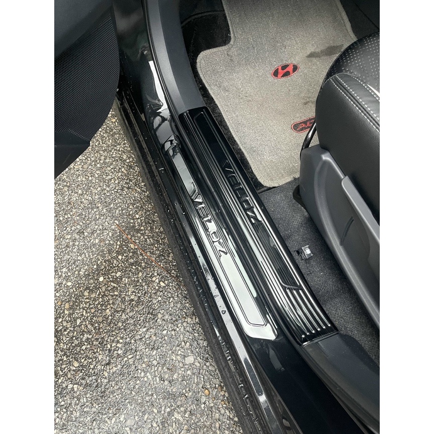 Ốp bậc cửa xe Toyota Veloz 2022- 2024, Chất liệu Titan chống xước
