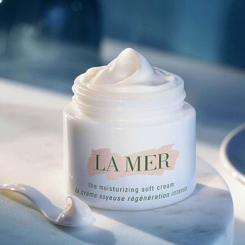 Khóa ẩm và hoàn thiện với kem dưỡng Crème de La Mer