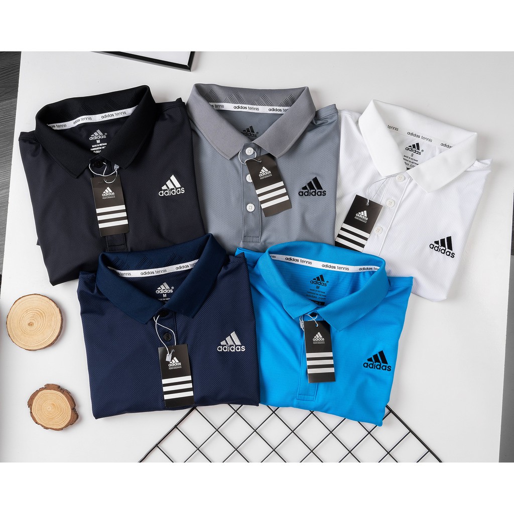 Áo thun Adidas trắng cổ đơn giản nhưng thanh lịch và lịch sự luôn là sự lựa chọn hàng đầu dành cho mọi đối tượng. Sự kết hợp giữa chất liệu chất lượng và kiểu dáng phù hợp với nhiều phong cách sẽ khiến bạn luôn tự tin và thu hút ánh nhìn từ người khác.