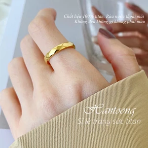 Nhẫn titan không gỉ mạ vàng 18k thiết kế họa tiết đơn giản thanh lịch dành cho nữ