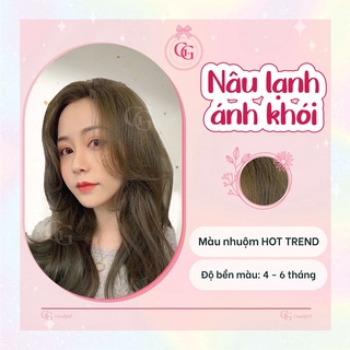 Màu nhuộm tóc nâu lạnh ánh khói sẽ làm nổi bật vẻ đẹp cổ điển nhưng hiện đại của bạn. Không gian xung quanh sẽ nhanh chóng trở nên thú vị hơn khi bạn xuất hiện.