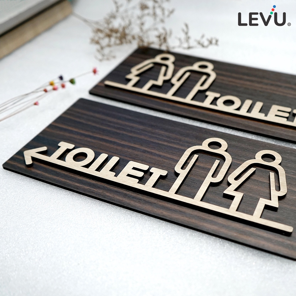 Bảng gỗ toilet có mũi tên chỉ hướng đến nhà vệ sinh LEVU-TL30