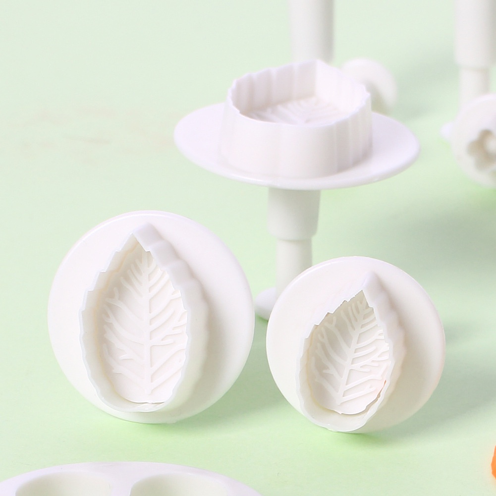 Set 33 Khuôn Cắt Làm Bánh Quy Đa Năng Tiện Dụng Hình Hoa Lá / Bướm / Trái Tim Xinh Xắn