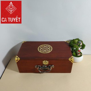 HỘP ĐỰNG TRANG SỨC, HỘP ĐỰNG CON DẤU CÔNG TY GỖ HƯƠNG MẶT GIÁP CHỮ THỌ VÀNG CÓ QUAI XÁCH ĐỒNG ( LOẠI ĐẠI 24CM)