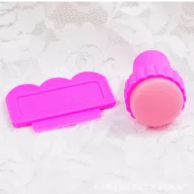 Con dấu silicon và gạt in màu hồng trang trí móng