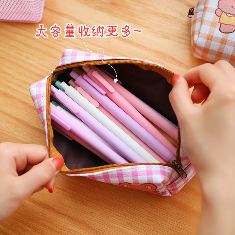 Hộp bút kẻ caro gấu nâu nhiều màu