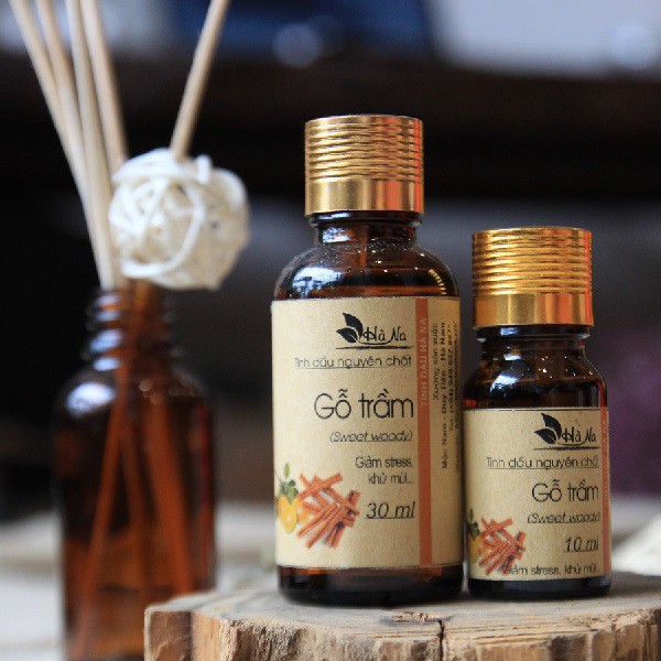 Tinh Dầu Gỗ Trầm (hương cam, quế, gỗ hoàng đàn)- tạo mùi thơm ấm áp, vui vẻ.