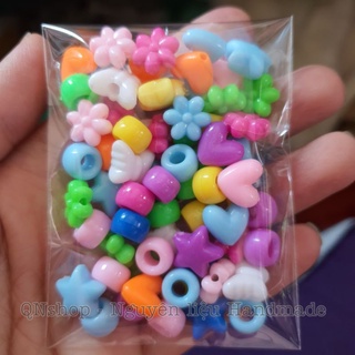 Hạt nhựa màu nhiều hình xâu vòng, làm dây đeo khẩu trang....