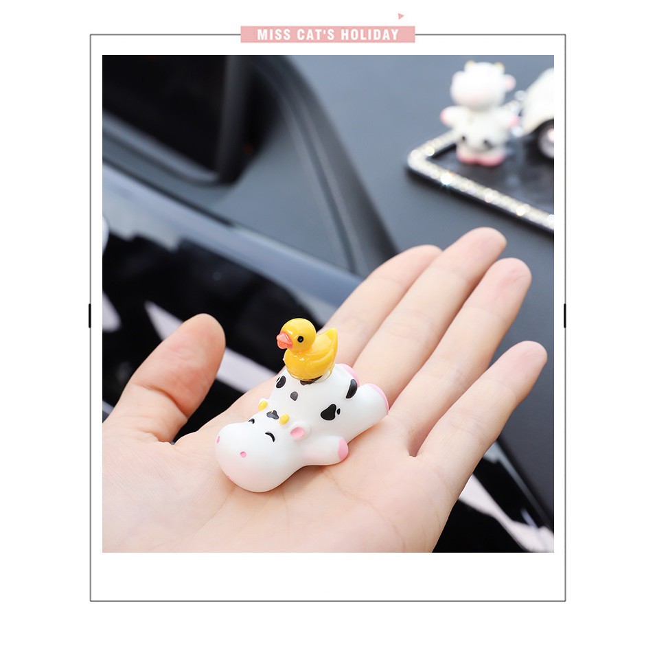 Bộ decor Bò sữa trang trí taplo ô tô vô cùng đáng yêu , phụ kiện xe hơi sáng tạo, hoặc để bàn làm việc có tặng kèm sáp t