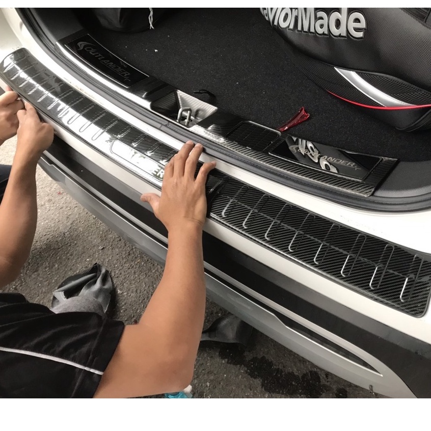 Chống Trầy Cốp, Ốp Bậc Cốp Carbon Xe Mitsubishi Outlander 2016 - 2022, 2023,2024 vân Cacbon Cao Cấp