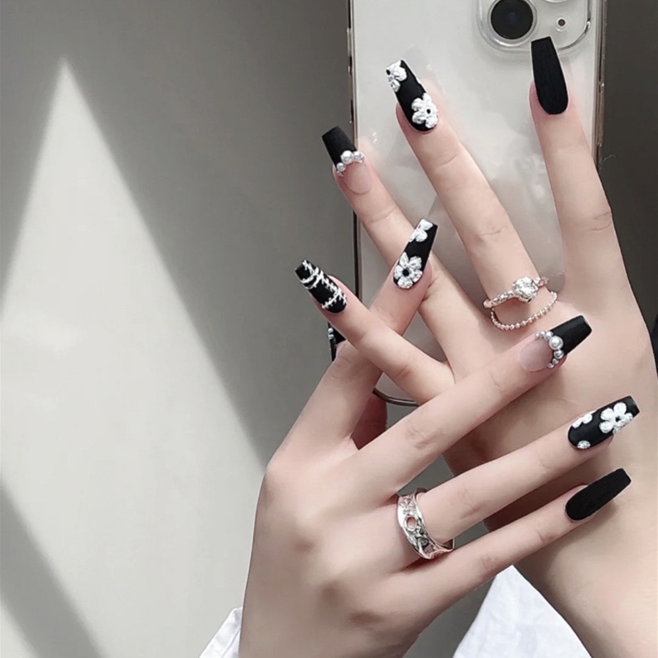 Bạn đang tìm kiếm một mẫu nail đen trắng giá tốt? Hãy xem ảnh và ngạc nhiên với giá cả hấp dẫn của các mẫu nail đen trắng mới nhất năm