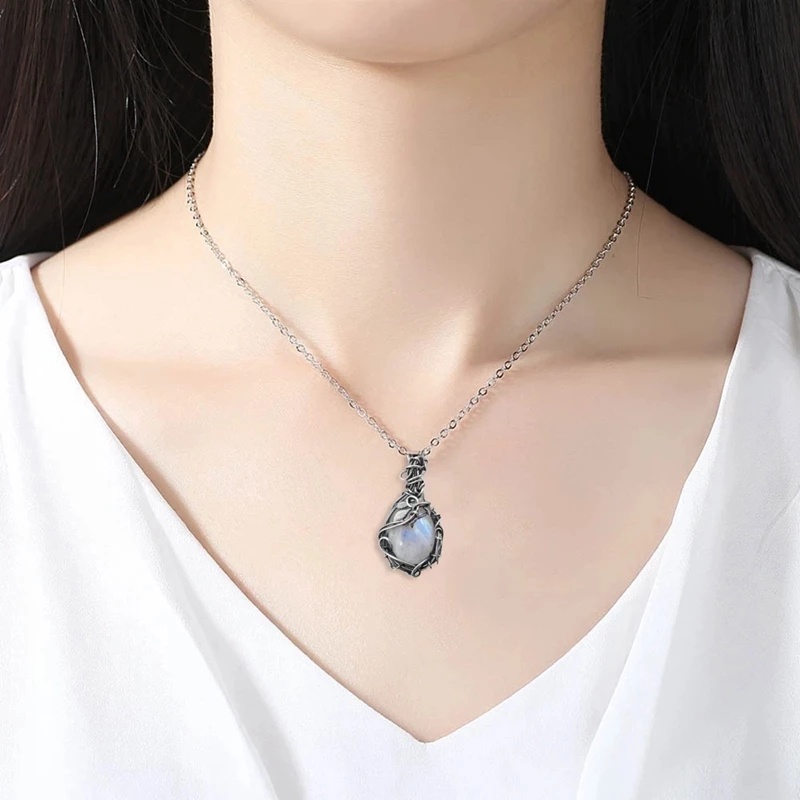 Vòng cổ dây xích bạc gắn đá mặt trăng làm quà cho nữ