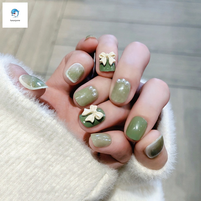 Đôi móng chân giả bấm bóng xanh lá cây là một trong những xu hướng mới của năm