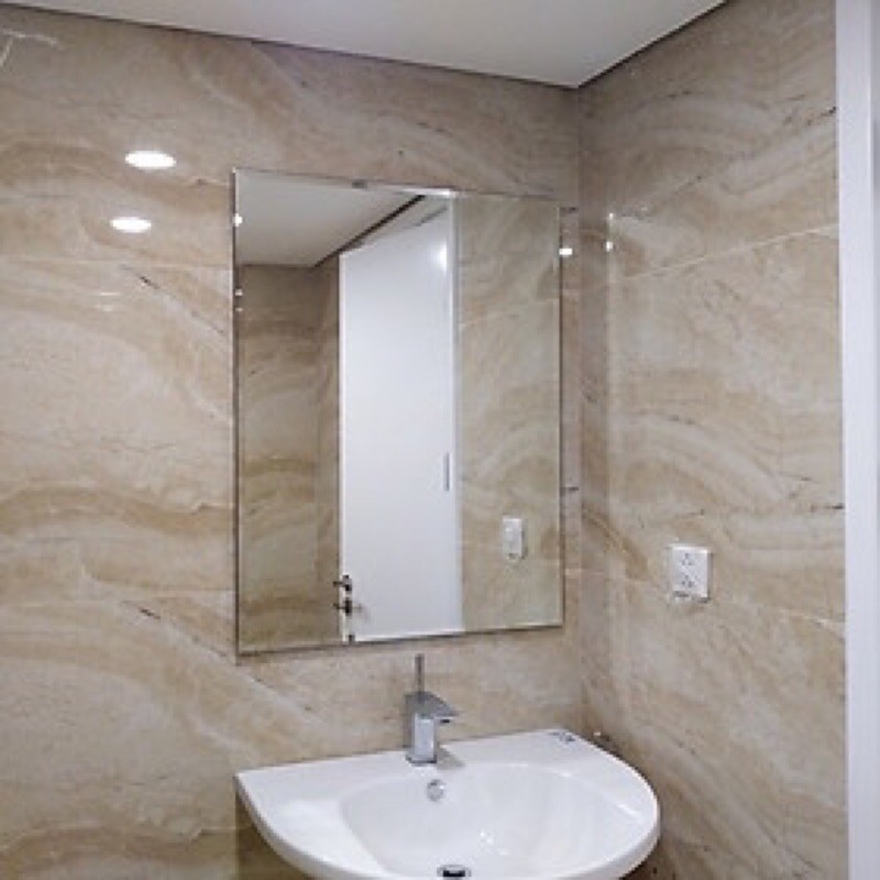 Gương nhà tắm giá rẻ: Không cần phải tốn quá nhiều chi phí cho các sản phẩm trang trí phòng tắm. Tại VinhOanhGlass, bạn sẽ tìm thấy nhiều mẫu gương nhà tắm giá rẻ nhưng vẫn đảm bảo chất lượng và tính thẩm mỹ.