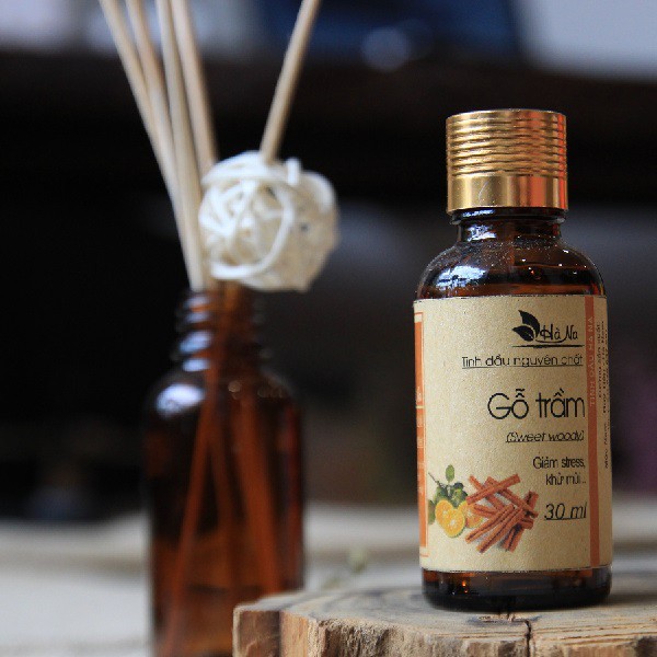 Tinh Dầu Gỗ Trầm (hương cam, quế, gỗ hoàng đàn)- tạo mùi thơm ấm áp, vui vẻ.