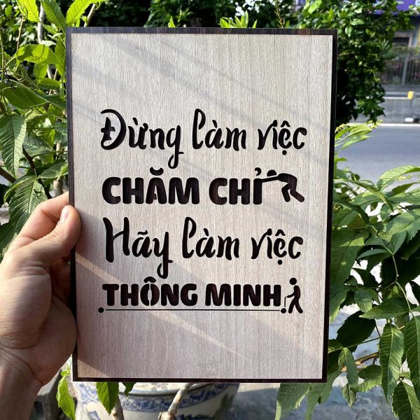 Tranh gỗ decor truyền cảm hứng "Đừng làm việc chăm chỉ hãy làm việc thông minh"