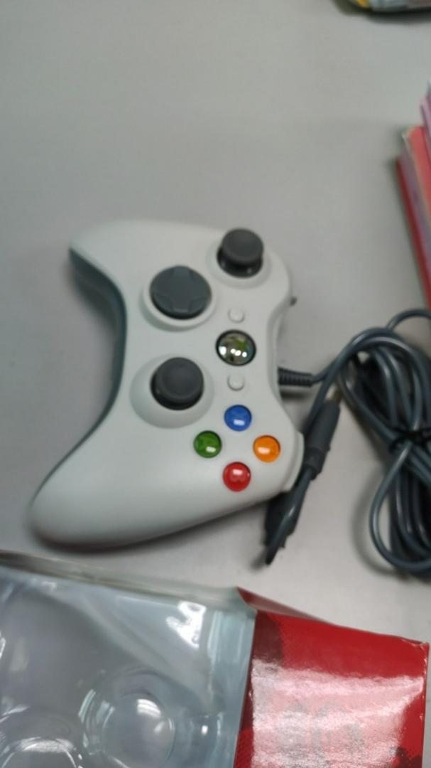 Cổng USB và dây tay cầm game