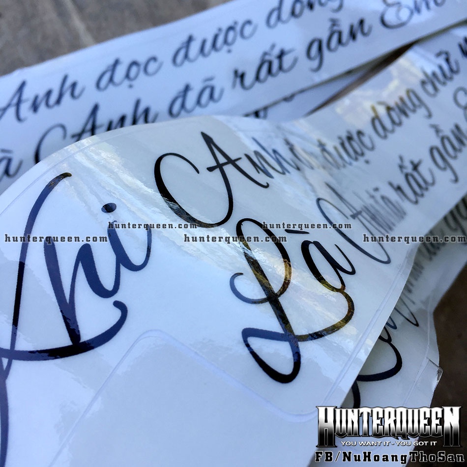 Câu khẩu hiệu dán đuôi xe ô tô Khi anh đọc được dòng chữ này là anh đã rất gần em. Decal chữ đen nền trong suốt 50x8.2cm