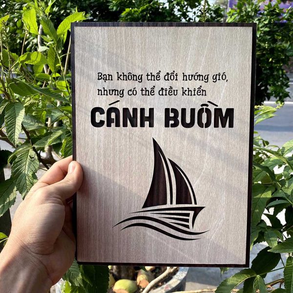 Tranh gỗ decor truyền cảm hứng "Bạn không thể đổi hướng gió, nhưng có thể điều khiển cánh buồm"