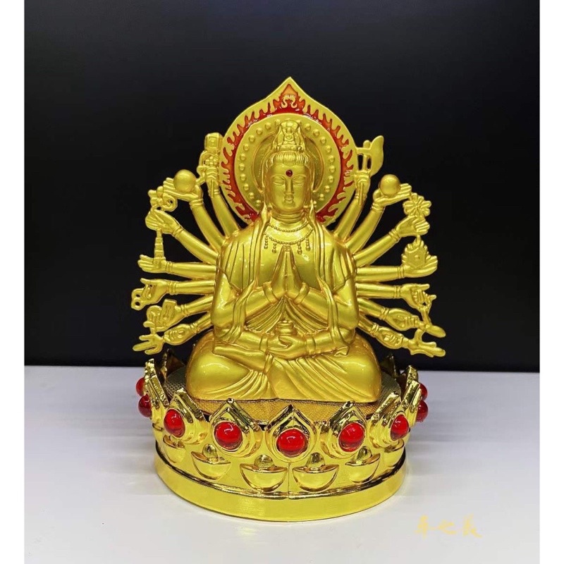 Tượng phật bà quan âm nghìn tay đặt trên taplo ô tô