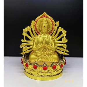 Tượng phật bà quan âm nghìn tay đặt trên taplo ô tô
