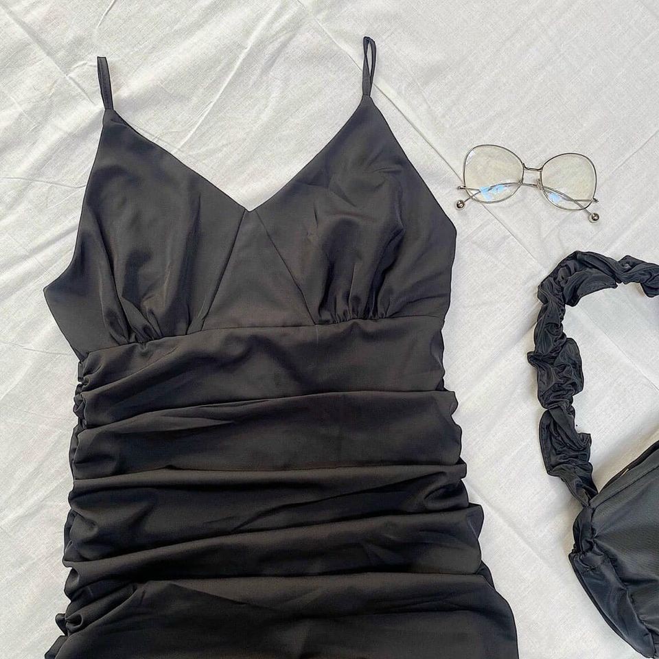 ĐẦM DÂY ĐEN XẾP LY PHẦN THÂN - FIORE DRESS