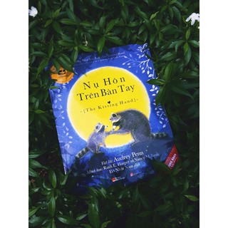 Sách song ngữ Nụ hôn trên bàn tay