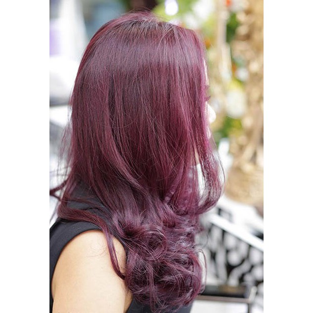 Bạn muốn một phong cách mới cho mái tóc của mình? Hãy cùng xem hình ảnh về kiểu tóc đỏ tím, một phong cách hiện đại và đầy cá tính. Không chỉ dừng lại ở một kiểu tóc đỏ đơn thuần, ánh tím nhấn nhá khiến tóc trở nên độc đáo và nổi bật hơn bao giờ hết.