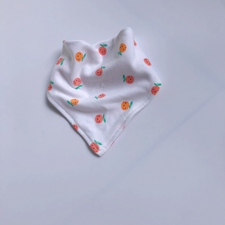 Yếm cổ 100% cotton hoạ tiết xinh xắn,có cúc bấm 2 nấc điều chỉnh tiện lợi cho bé.