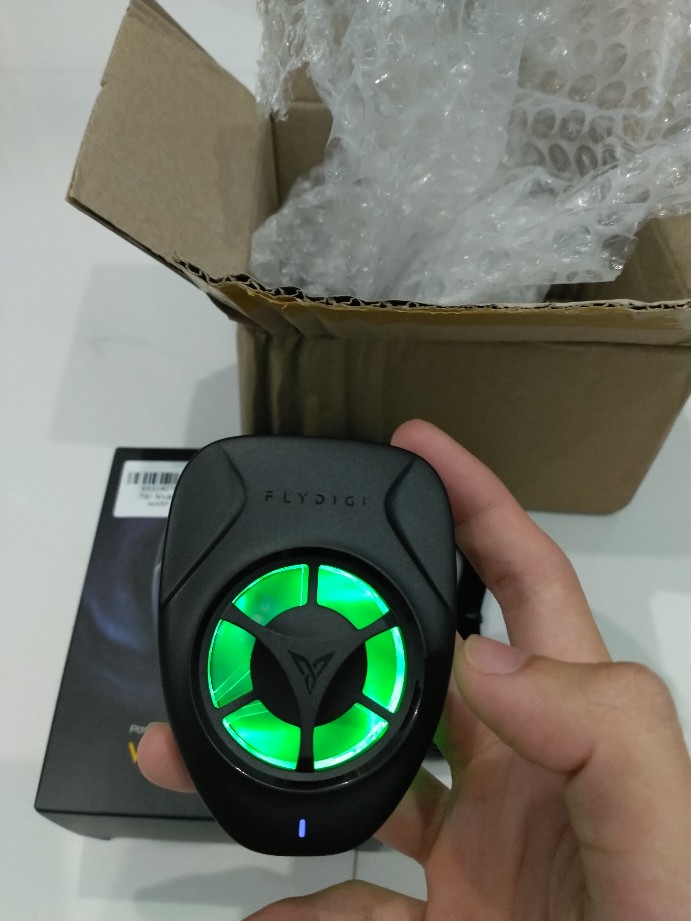Flydigi Wasp Wing với đèn RGB