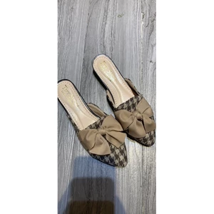 Sục caro nâu mũi nhọn