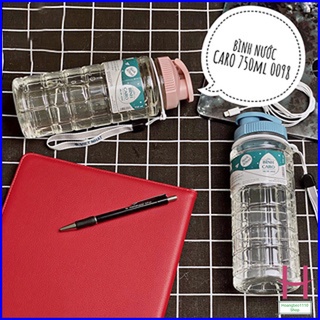 Bình nước học sinh kẻ caro 750ml Việt Nhật 0098, Bình đựng nước thể thao có quai dù treo