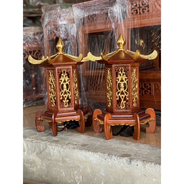 đèn thờ hình mái chùa cao 40 rộng 25 gỗ hương giá 1 cái