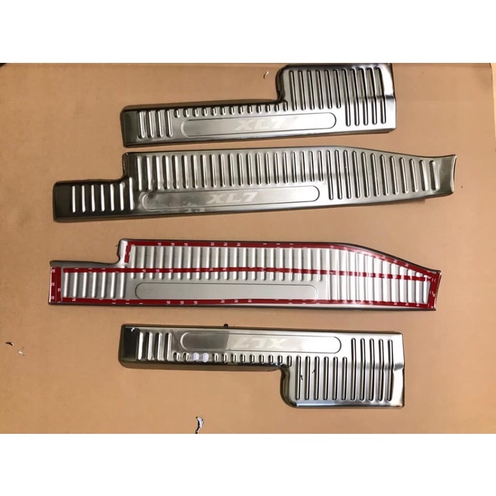 Ốp bậc cửa, nẹp bước chân trong, ngoài xe Suzuki XL7 2020-2023 mẫu Inox cao cấp