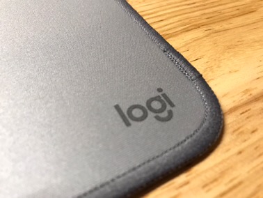Đế chống trượt của Logitech Desk Mat